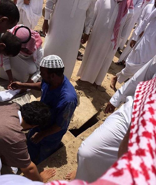 بالفيديو والصور.. لحظات مؤثرة لوالد "رضيع الطائف" وهو يحمل جثمانه بين ذراعيه لدفنه والحزن يكسو وجهه 