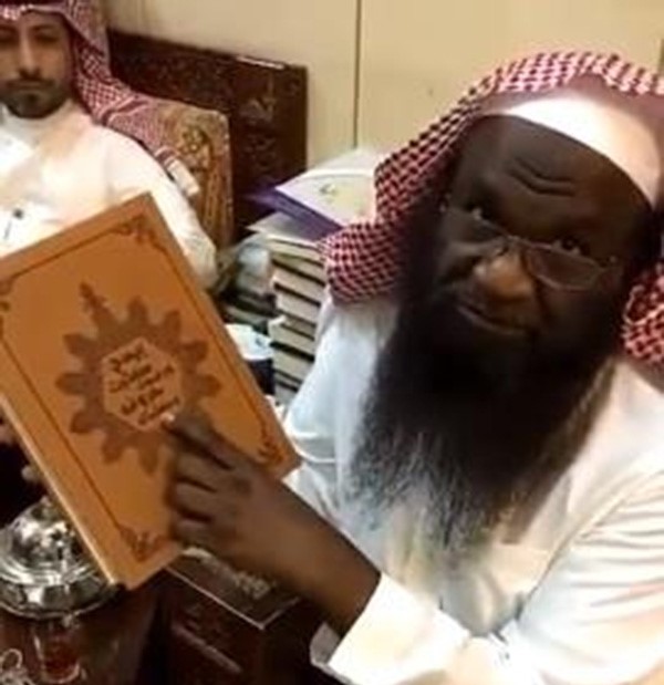 بالفيديو.. الكلباني ينشر صوراً لـ "مصحف فارغ تكتبه بيدك".. ومتابعوه بين مؤيد ورافض