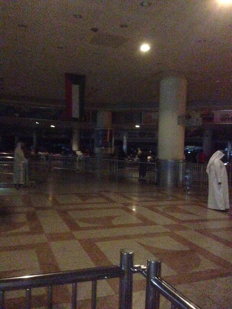 حاليا انقطاع التيار الكهربائي بمطار الكويت الدولي صاله القادمون