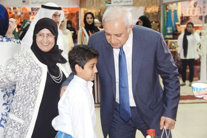 دبدر العيسى وبدرية الخالدي مع احد الاطفال المشاركين