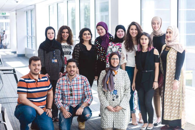 مجموعة من الطلبة الحاصلين على المنحة