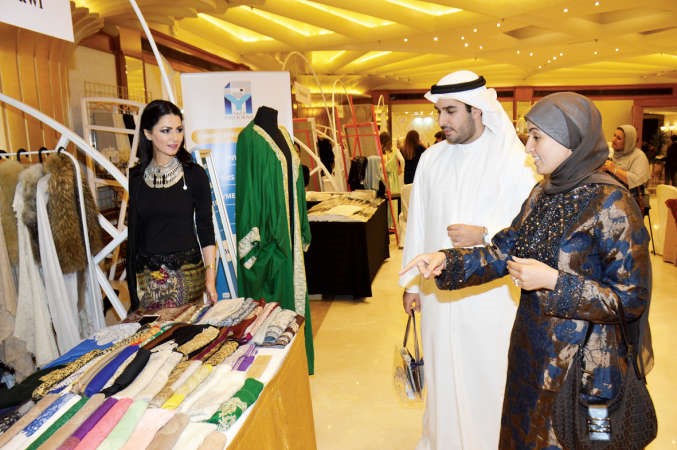الشيخة حصة الصباح وبن سلامة يتفقدان احد الاجنحة المشاركة ﻿