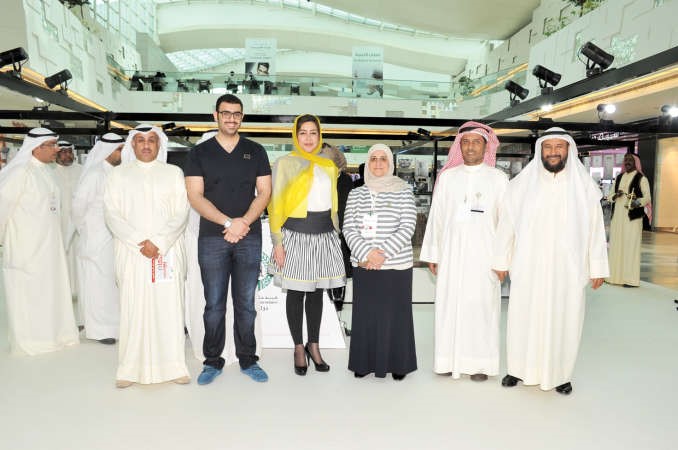 د ابراهيم الصالح وخولة الحساوي يتوسطان الحضور