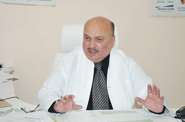 دمحمد بدر استشاري طب وجراحة العيون