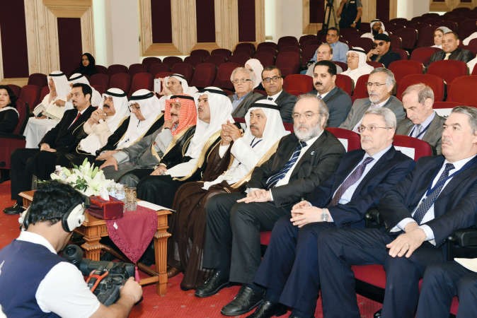 الشيخ سلمان الحمود والشيخ دابراهيم الدعيج والشاعر عبدالعزيز البابطين وخالد الجارالله والسفير دحمد الدعيج والسفير العراقي في مقدمة الحضور ﻿