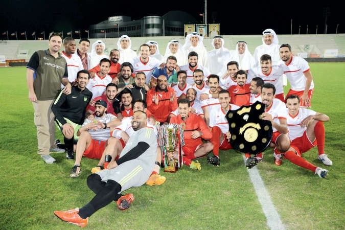 لاعبو بوبيان بطل دوري المصارف لكرة القدم مع كبار الحضور﻿