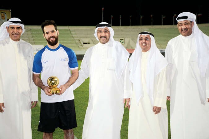 تكريم اللاعب محمود احمد من البنك الاهلي كافضل حارس مرمى﻿