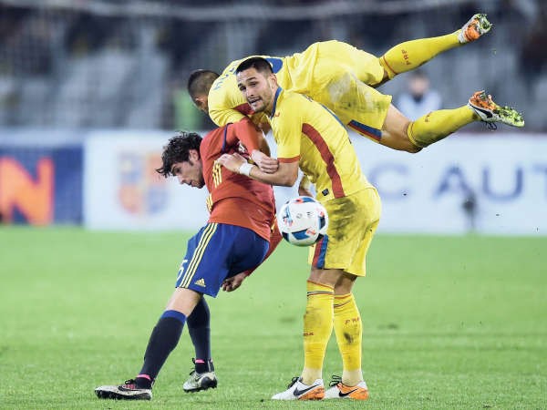 الروماني فلورين اندوني يقفز فوق اللاعب الاسباني سيرجي روبرتو	 افپ﻿