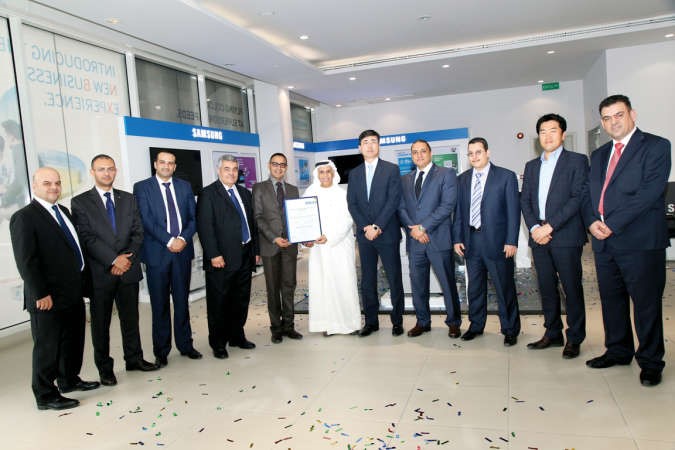 مبارك ناصر الساير واسماعيل يون يتوسطان فريقي عمل الساير للاتصالات وسامسونج
