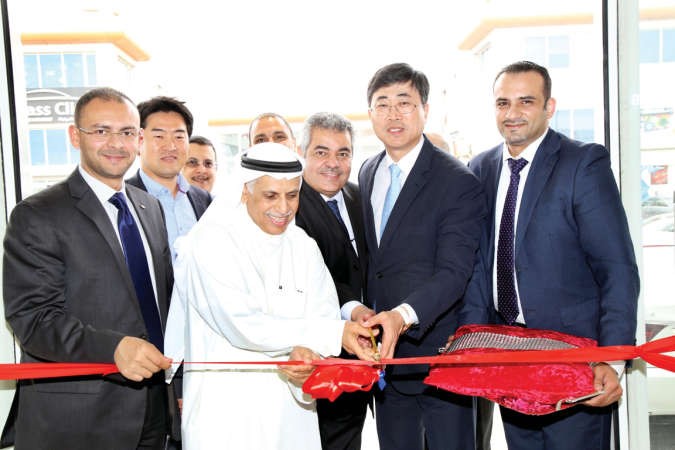 مبارك ناصر الساير واسماعيل يون لحظة قص شريط افتتاح المعرض