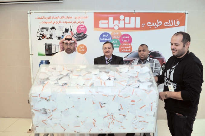 ممثل التجارة عبدالعزيز اشكناني امام صندوق السحبقاسم باشا