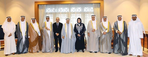 صاحب السمو الامير الشيخ صباح الاحمد متوسطا رئيس واعضاء مؤسسة الكويت للتقدم العلمي