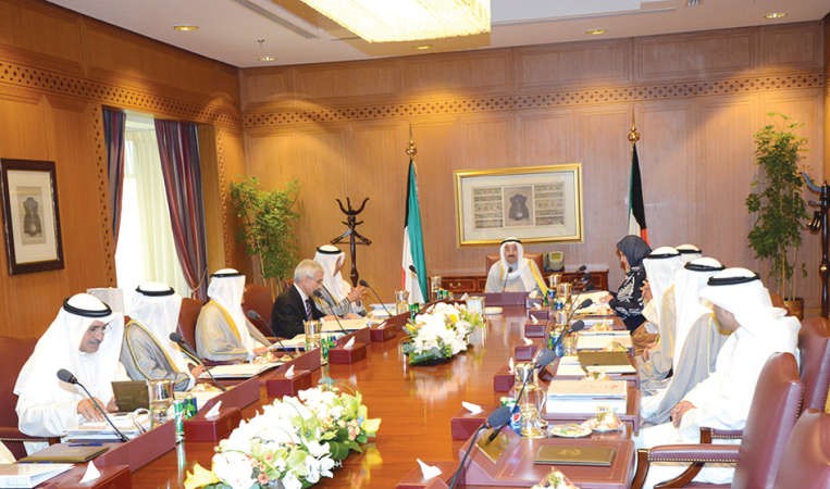 صاحب السمو الامير الشيخ صباح الاحمد مترئسا اجتماع مؤسسة الكويت للتقدم العلمي﻿