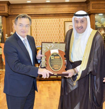 الشيخ فيصل الحمود يقدم درعا تذكارية الى حارس سيلايديتش﻿