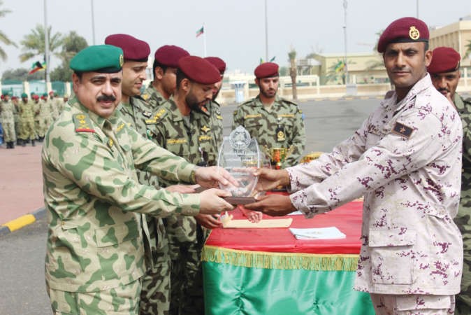 الفريق الركن مهاشم الرفاعي مكرما احد الخريجين﻿