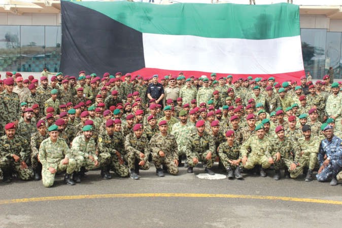 الفريق الركن مهاشم الرفاعي واللواء الركن فالح شجاع والعميد الركن فهد الزيد وعدد من القادة والضباط في صورة تذكارية مع الخريجين﻿