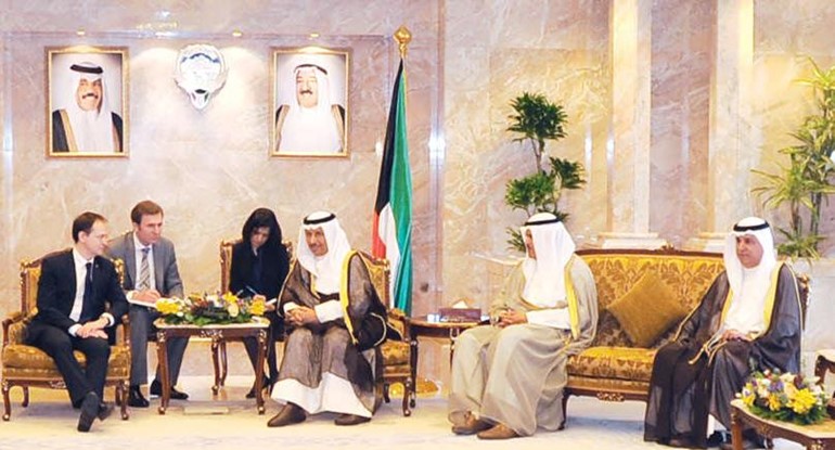 سمو رئيس الوزراء الشيخ جابر المبارك مستقبلا وزير الثقافة الروسي بحضور الشيخ سلمان الحمود وم علي اليوحة﻿