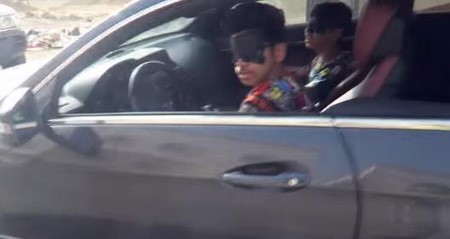 بالفيديو.. القبض على شابين ظهرا في “فيديو” معصوبي الأعين أثناء قيادة السيارة في السعودية