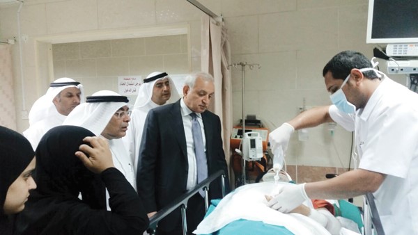 د بدر العيسى يتابع علاج احد الطلبة المصابين﻿