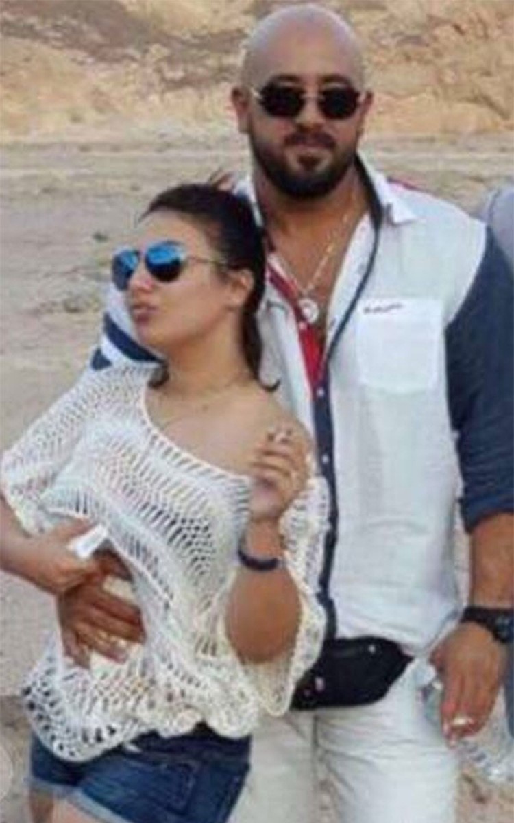 شاهد.. لاعب مصري ينشر صورة لزوجته بين أحضان رجل آخر.. ويؤكد: آسف اني نزلت للقذراة دي !