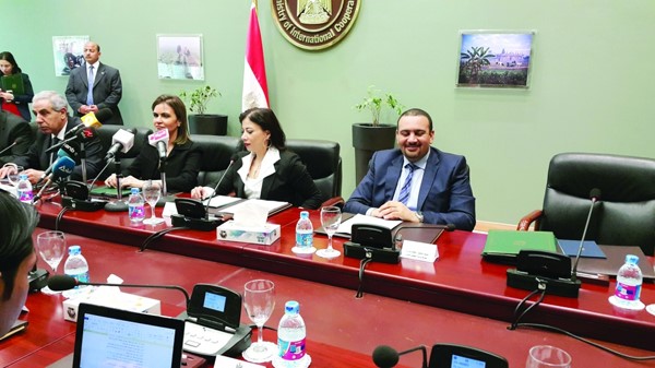 وزيرتا التعاون الدولي والاستثمار خلال توقيع الاتفاقية