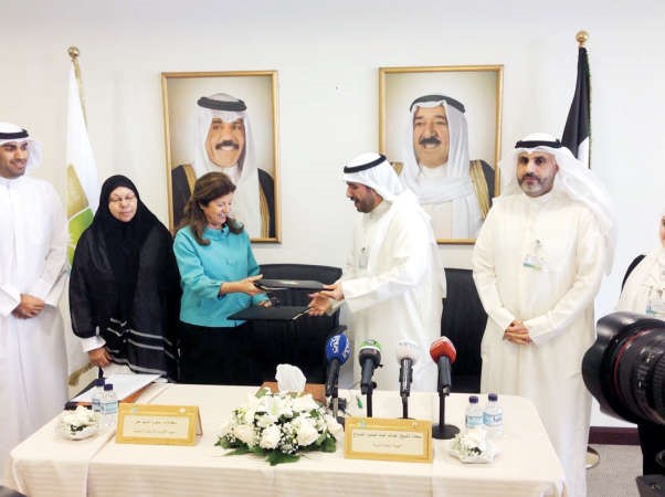 الشيخ عبدالله الاحمد ودسميرة السيد عمر خلال توقيع الاتفاقية﻿