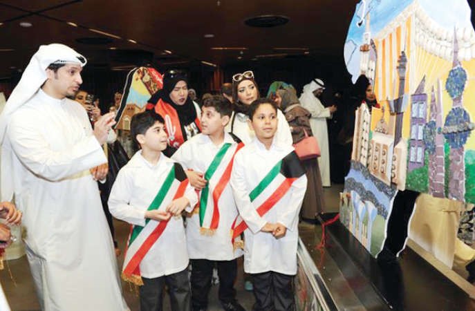 عبدالرحمن المطيري خلال الجولة على المعرض