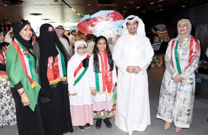 المطيري مع بعض المشاركين في المعرض 