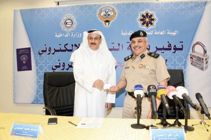 اللواء الشيخ مازن الجراح يتسلم الجذر العام لبنية التوقيع الالكتروني للجواز الجديد من مساعد العسعوسي﻿