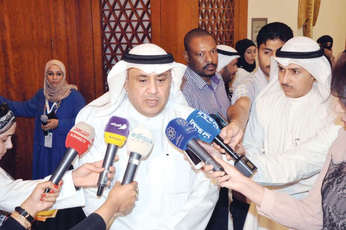 دمطر المطيري متحدثا الى الصحافيين 