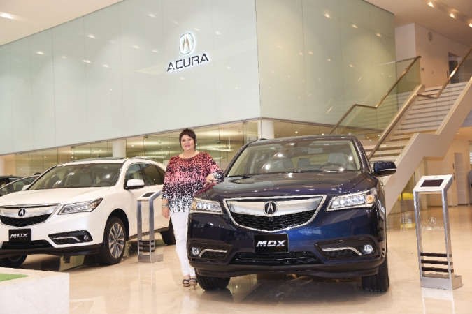 الشيف جيني مع سيارة Acura