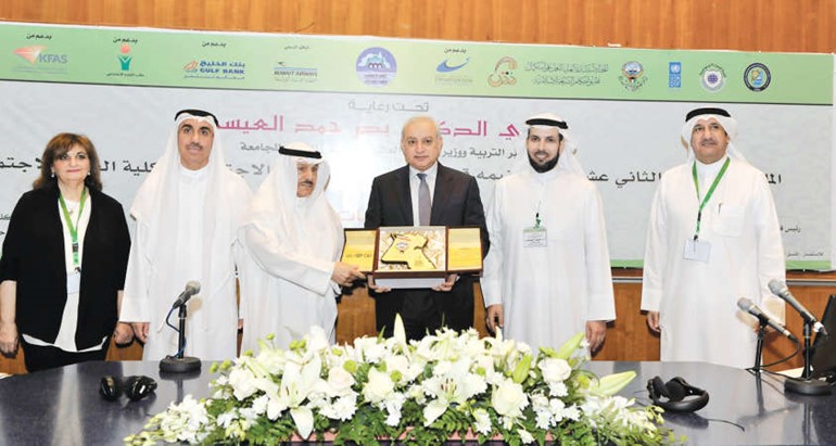 دبدر العيسى يتسلم درعا تكريمية خلال الملتقى﻿