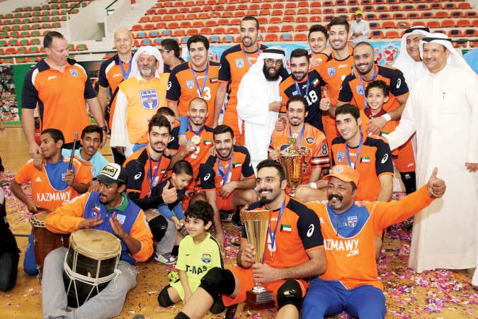 لاعبو كاظمة يحتفلون بالحصول على الكاس السوبر عادل اليعقوب﻿