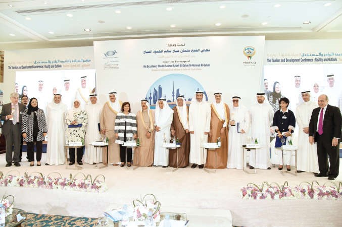 الشيخ سلمان الحمود متوسطا المشاركين في مؤتمر السياحة والتنمية امس