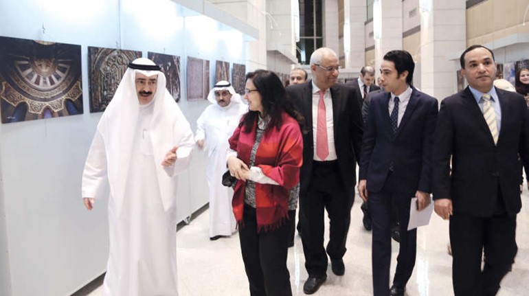 ياسر عاطف ودنبيل بهجت وكامل عبدالجليل ودحمد القحطاني خلال جولة في المعرض المصاحب