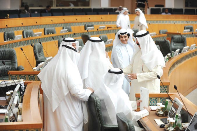 الشيخ محمد الخالد متوسطا بعض النواب امس