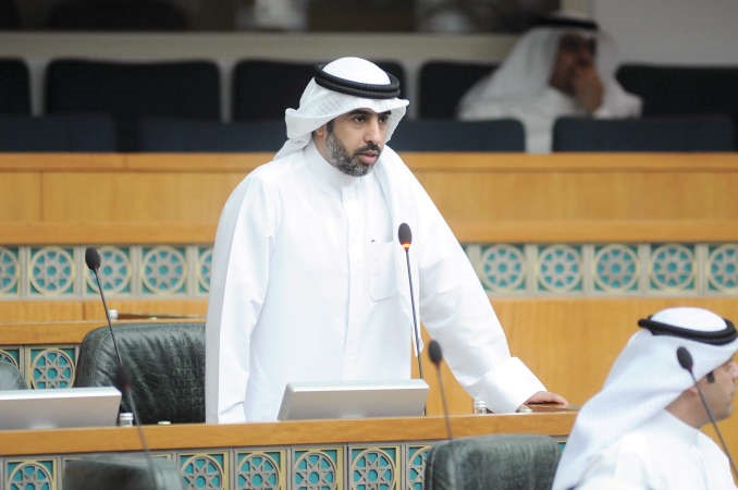 علي الخميس متحدثا