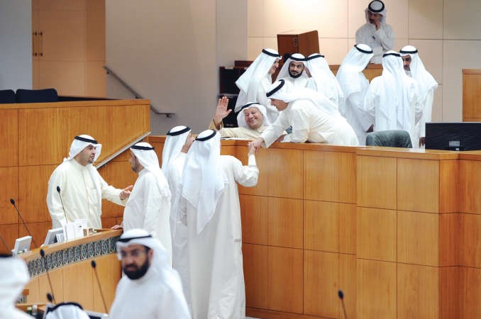 جانب من جلسة امس ويبدو الوزراء والنواب في مدخل القاعة