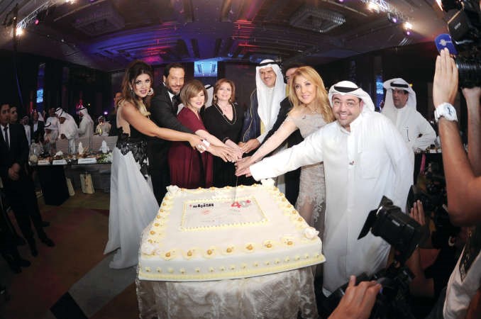 الشيخ سلمان الحمود والزميل يوسف خالد المرزوق خلال قطع الكيكة بمشاركة نخبة من اهل الفن ضمت نادية الجندي ورشيد عساف والهام شاهين وبوسي وماجد المصري وبوسي شلبي هاني الشمري