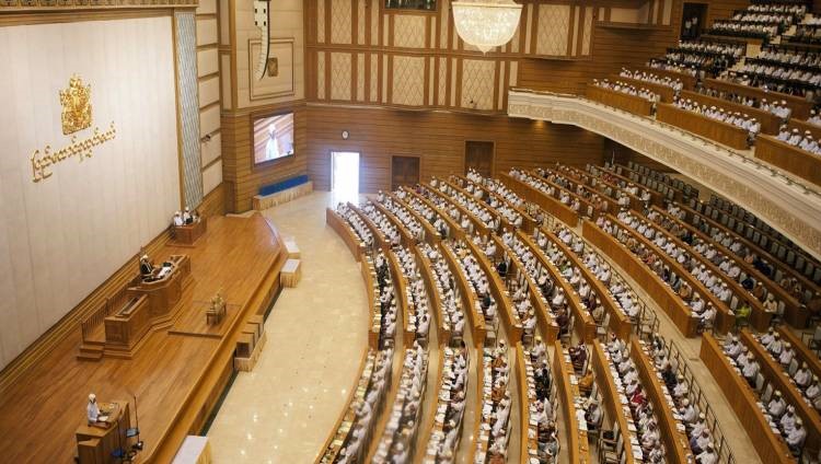 أول رئيس غير مرتبط بالجيش منذ 50 عاما يؤدي اليمين في ميانمار 