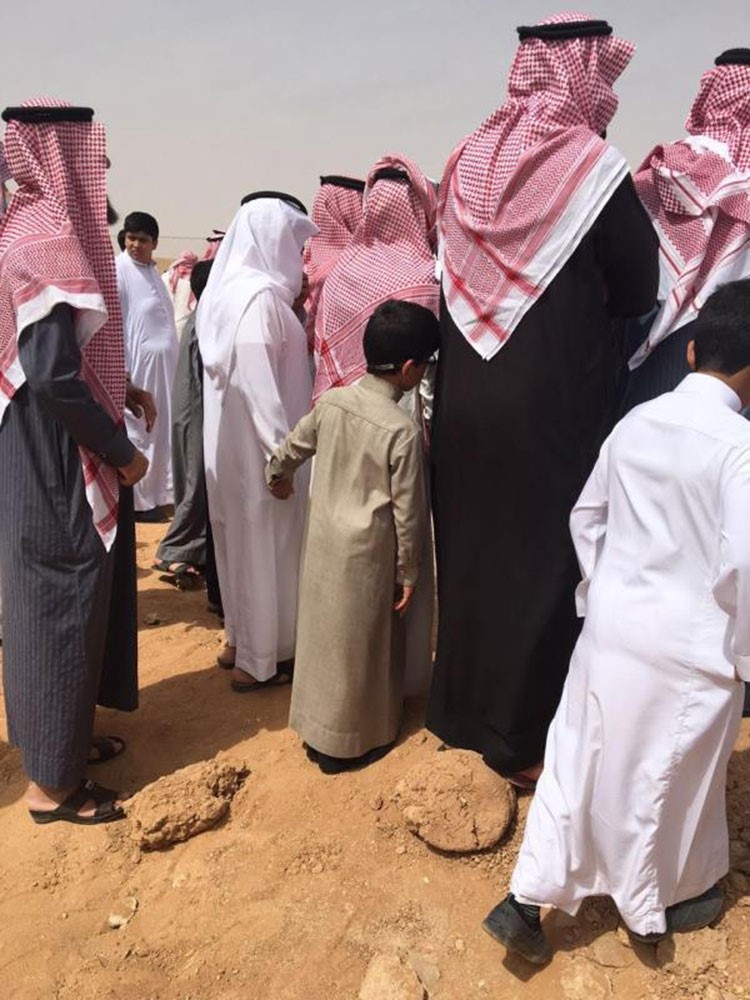 صور مؤثرة لـ "طلاب" ابتدائية في السعودية أصرّوا على تشييع معلمهم إلى المقبرة
