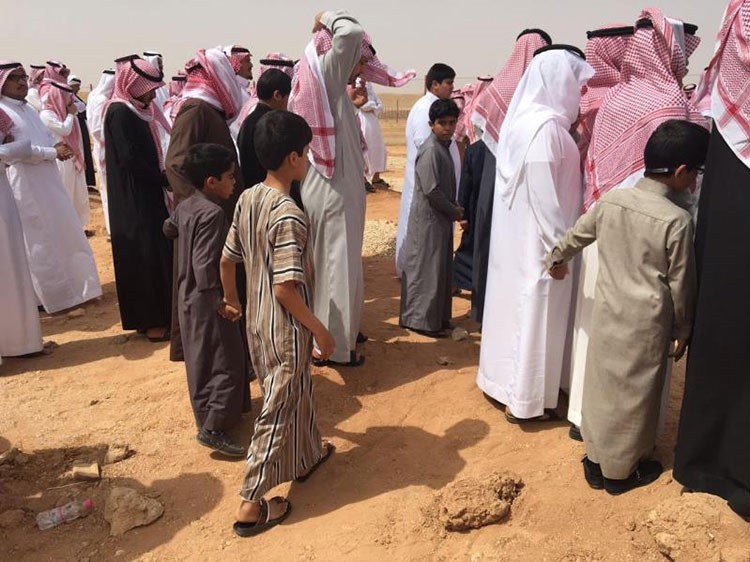 صور مؤثرة لـ "طلاب" ابتدائية في السعودية أصرّوا على تشييع معلمهم إلى المقبرة
