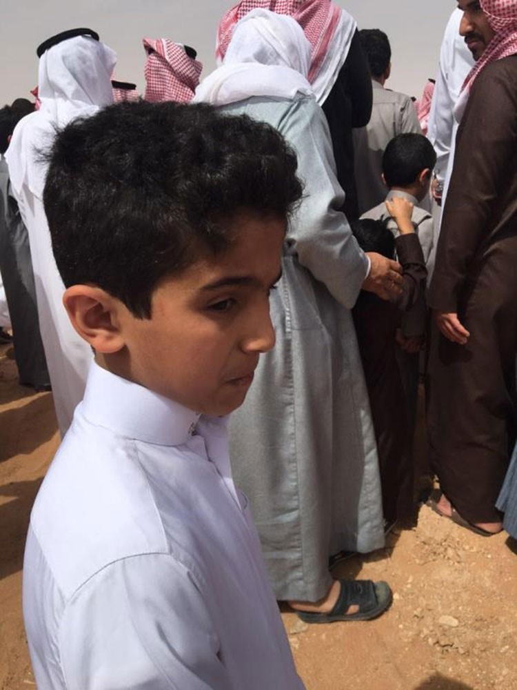 صور مؤثرة لـ "طلاب" ابتدائية في السعودية أصرّوا على تشييع معلمهم إلى المقبرة