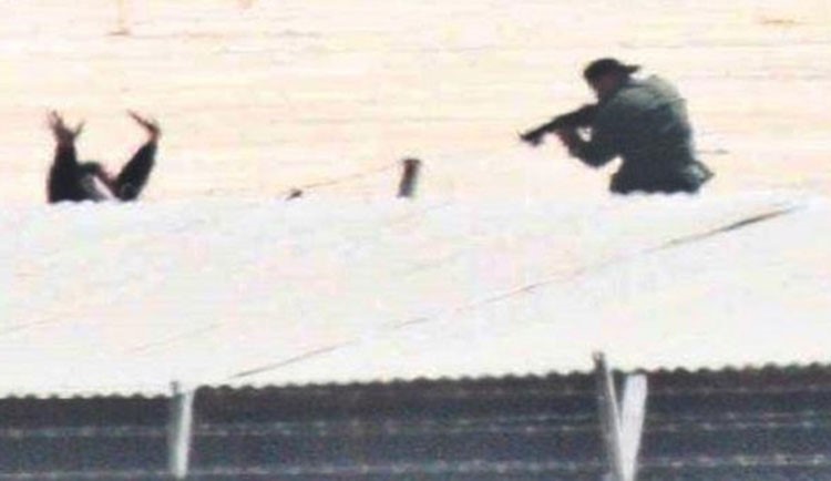 رفع سيف الدين يديه مستسلما حين سلم نفسه وخرج من الطائرة