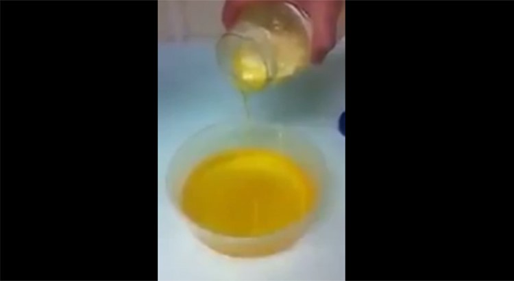 بالفيديو.. وضَعَ علبة "مايونيز" في "الفريزر" ثم اذاب الثلج.. فهذا ما وجده وحذر الجميع منه