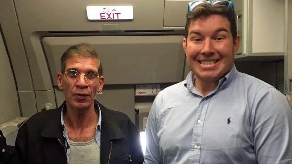 صورة السيلفي لم تكن سيلفي بل التقطتها مضيفة بالطائرة العربية
