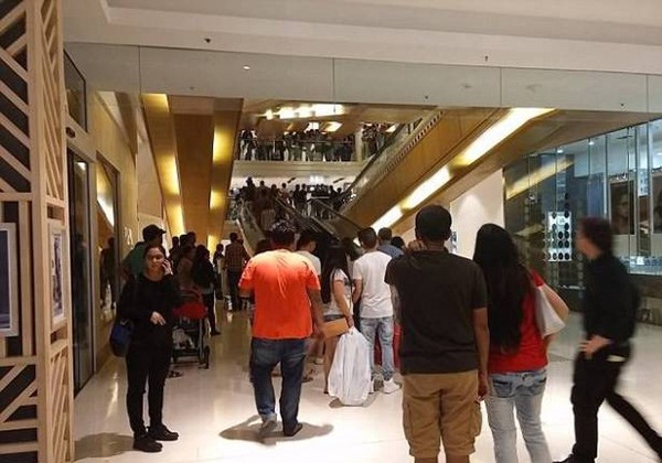 بالفيديو والصور.. لحظات صعبة...هكذا علقت ذراع ابنة الاربع سنوات في السلم الكهربائي