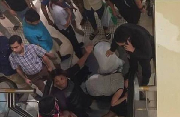 بالفيديو والصور.. لحظات صعبة...هكذا علقت ذراع ابنة الاربع سنوات في السلم الكهربائي