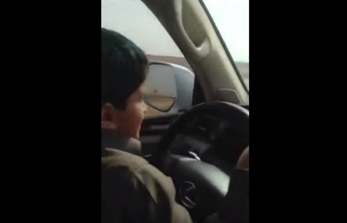بالفيديو..طفل سعودي يقود سيارة بسرعة 180 كلم