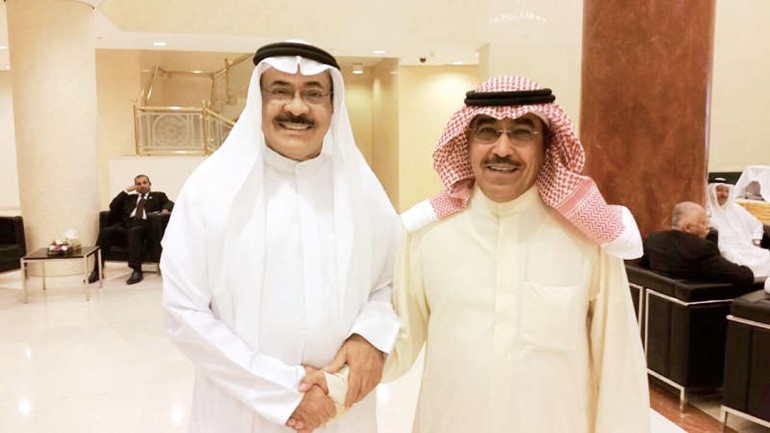 الشيخ خالد بن خليفة ال خليفة نائب رئيس مجلس الامناءالمدير التنفيذي لمركز عيسى الثقافي مع الزميل عدنان الراشد
